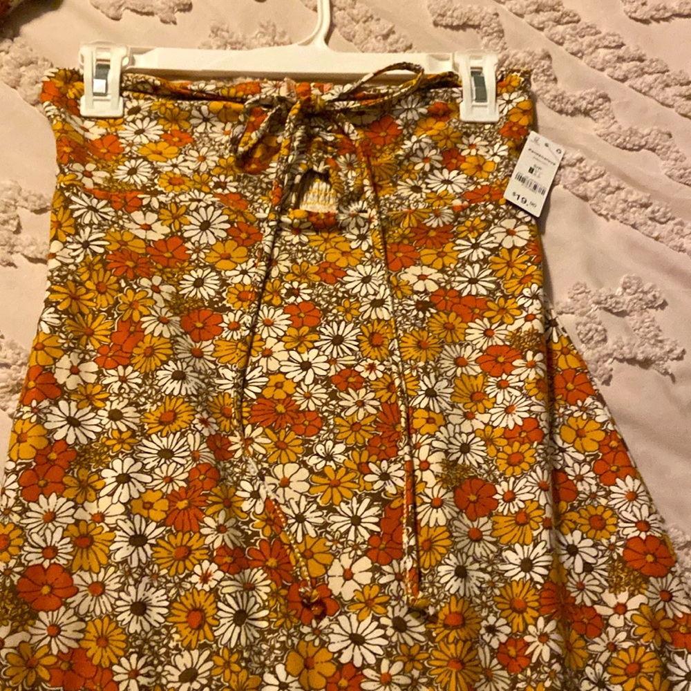 NWT ARDENE 1970’s vibes! Tune top w/ keyhole.